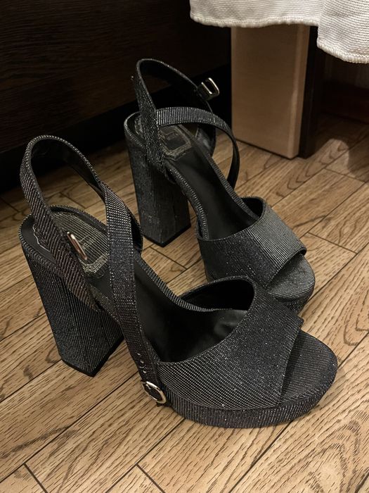 Яркие блестящие туфли на высоком каблуке