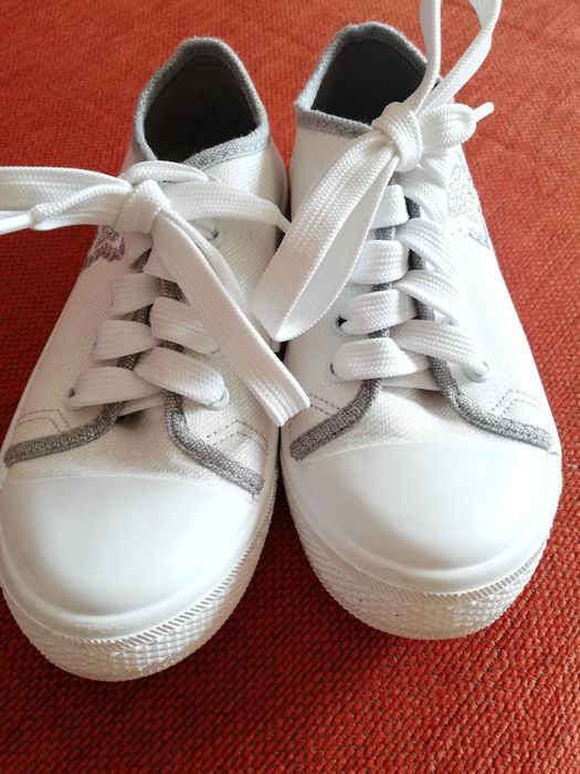 Бели кецове със звездички, 32 номер