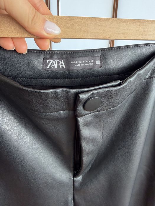 Брюки Zara.