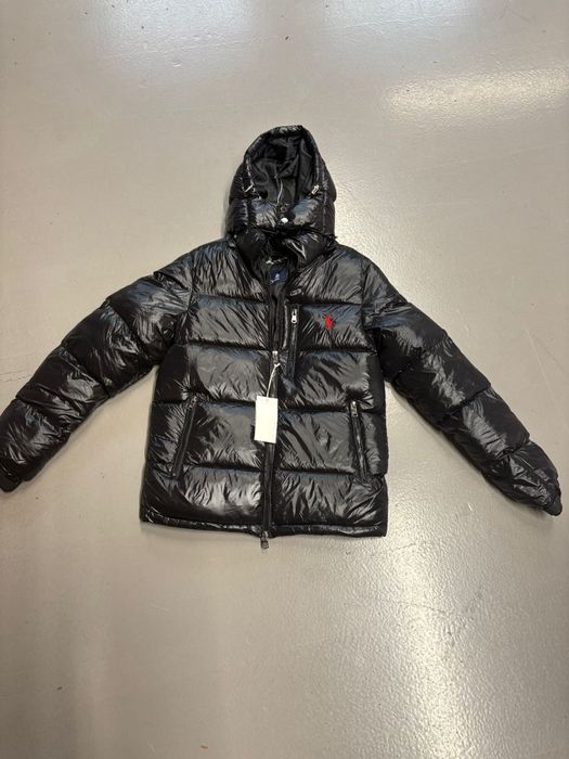 Geaca neagră Polo Ralph Lauren, perfectă pentru zilele reci. Design ic