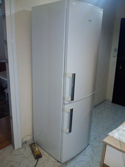 Хладилник AЕG с отделен фризер