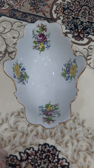 Chinni idishlar sotiladi. Hammasi yangidek