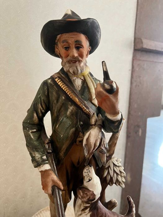 Продавам старинна  порцеланова  статуетка