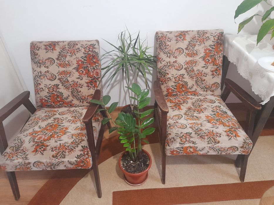 Fotoli din lemn masiv  tapițate.