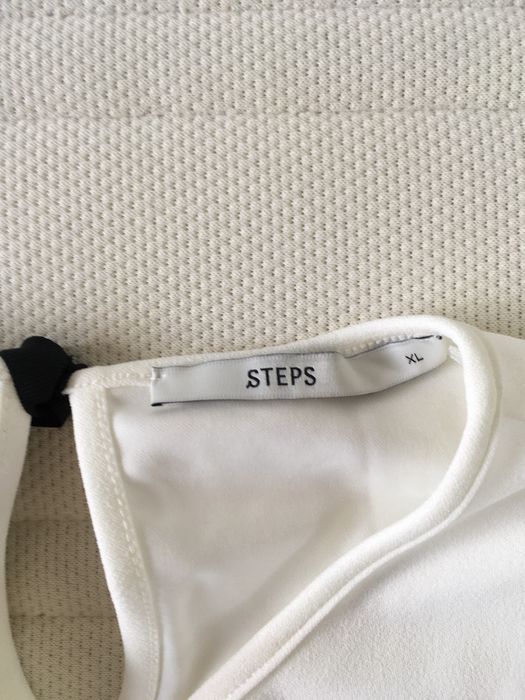 bluza alba fara maneca cu garnitura neagra