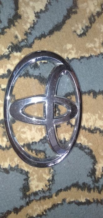 Продам эмблему Тойота Каролла 2011