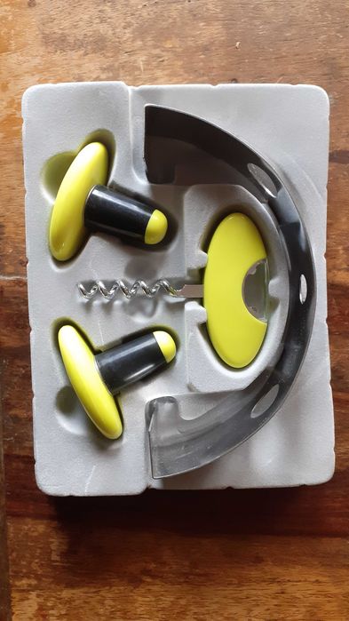 комплект тирбушон , отварачка и запушалки за туризъм, дизайнерски