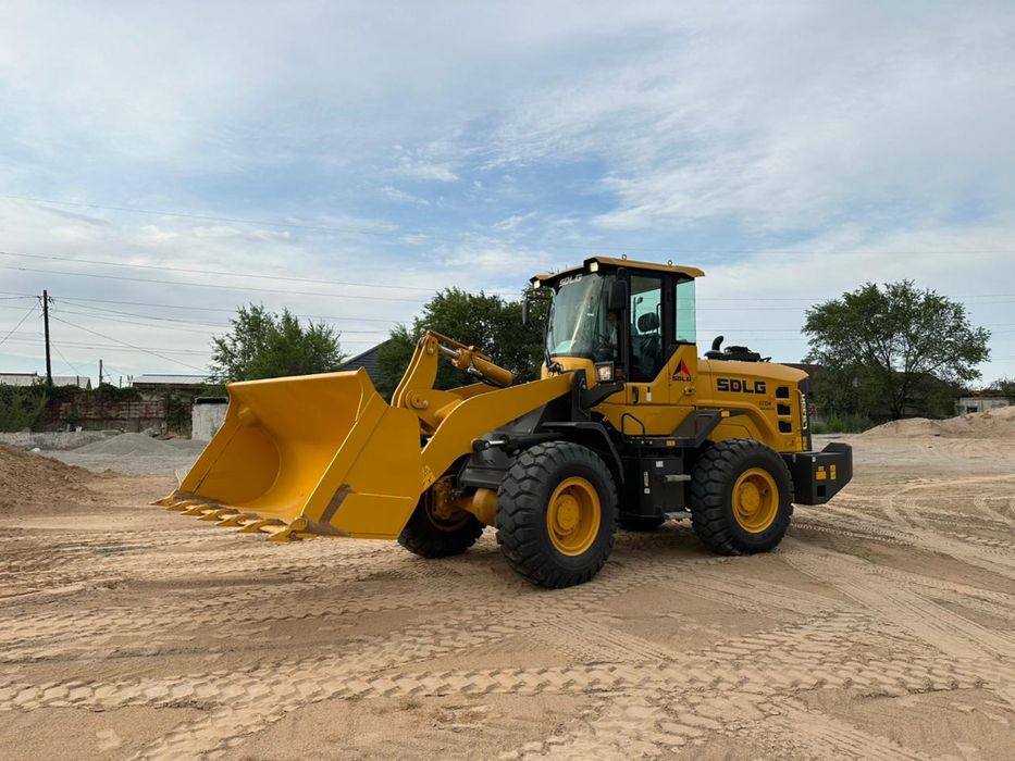 Фронтальный погрузчик 2 м3. Опытный оператор.