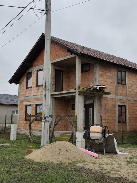 Vând casă P+M parțial finalizată