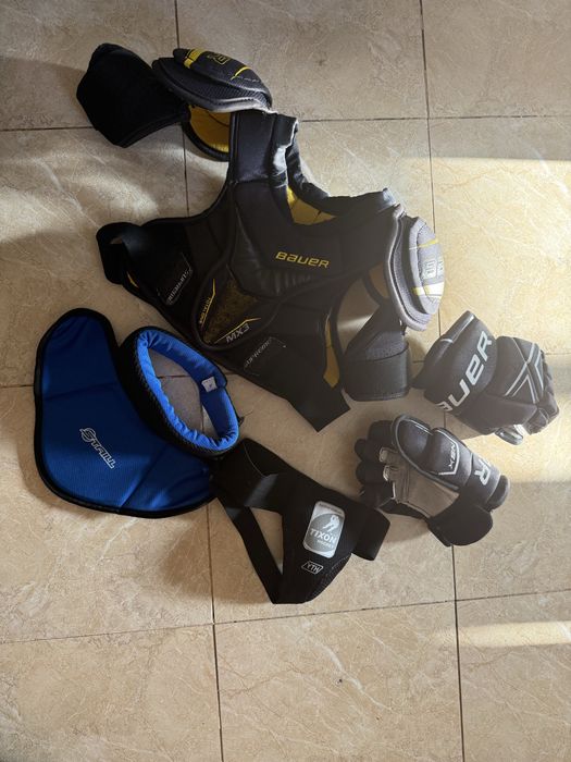 Хоккейные краги и нагрудник