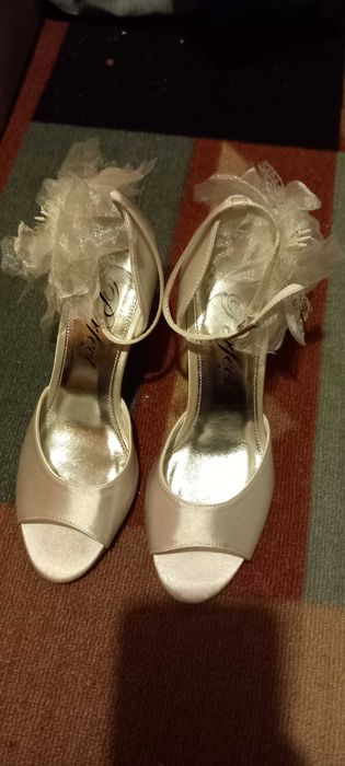 Бели сватбени обувки