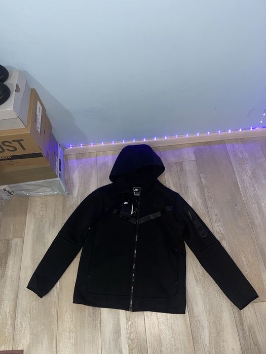 Nike tech fleece M size