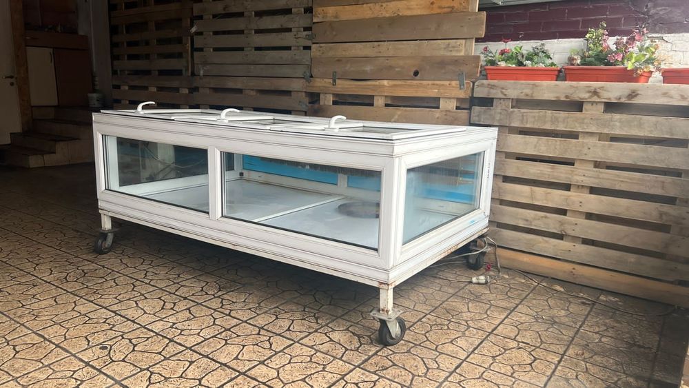 Продам витринный холодильник