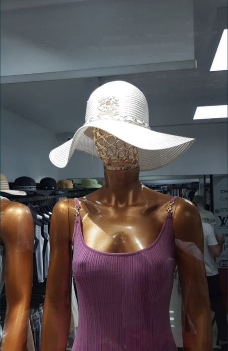 Palarie Chanel, model reglabil, l9go metalic auriu, saculet, etichetă