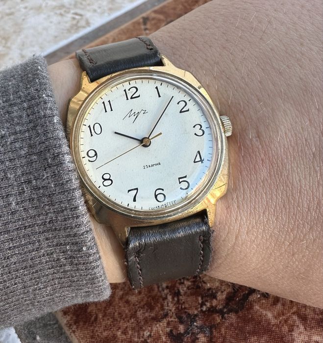 Сьветски механичен рьчен часовник Луч,позлатен ,80 години