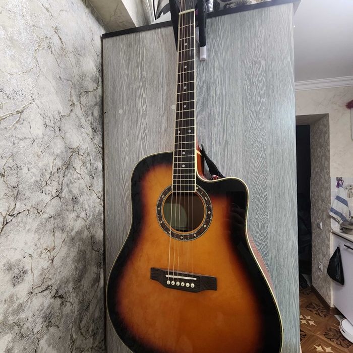 Продам акустическую гитару 41 размер 6 струная