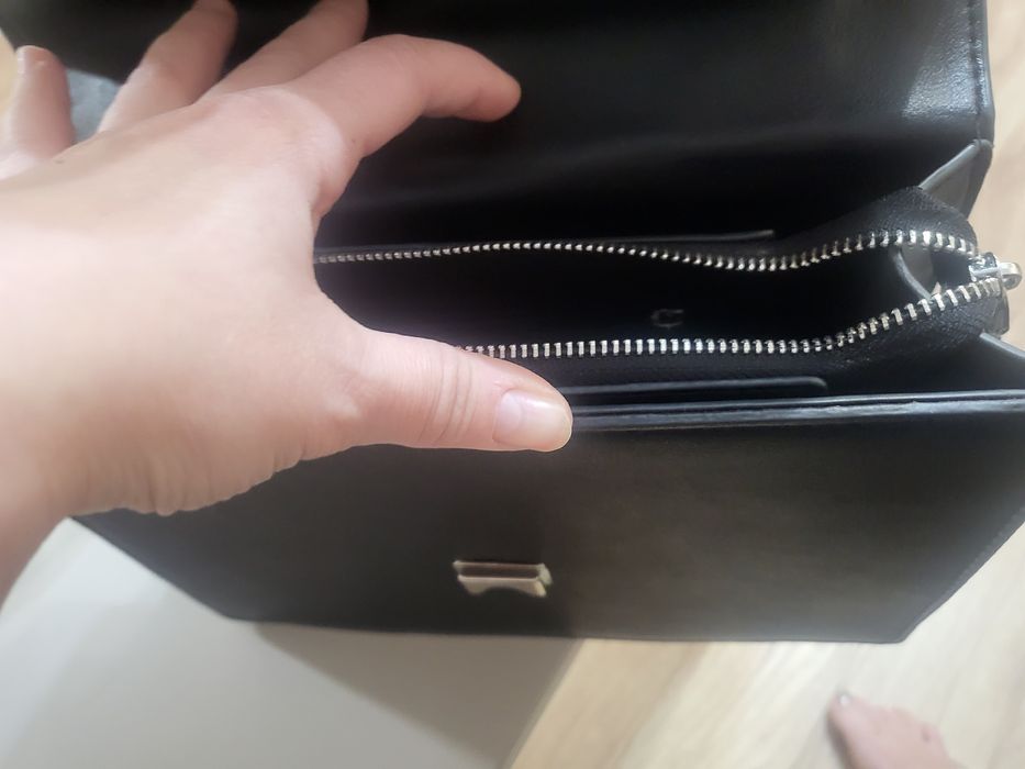 Дамска черна чанта !