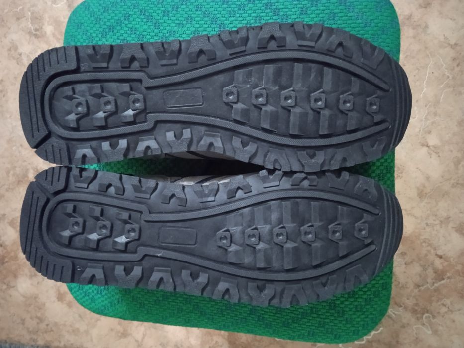 Продам кроссовки новые 43 размер