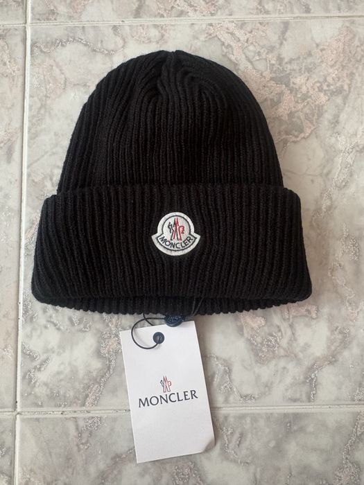 Зимна шапка Moncler