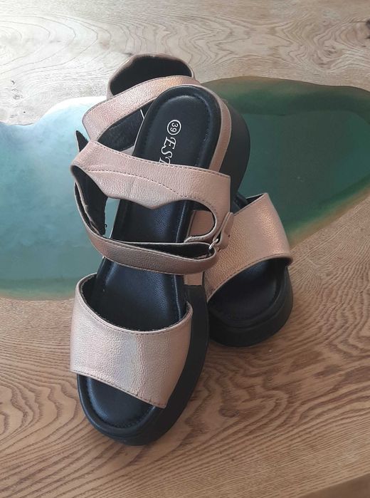 Нови сандали Estini