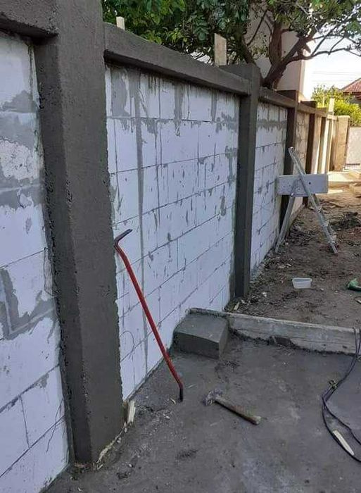 Garduri si porti de diferite modele si dimensiuni (sipca metalica, panou stil jaluzele, tabla cutata, plasa bordurata, BCA sau beton si alte modele)