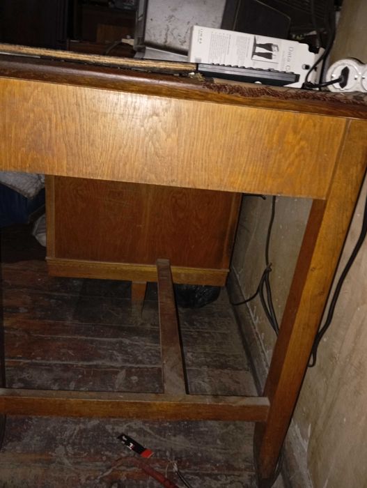 Продам письменный стол . деревянный.305тыс.