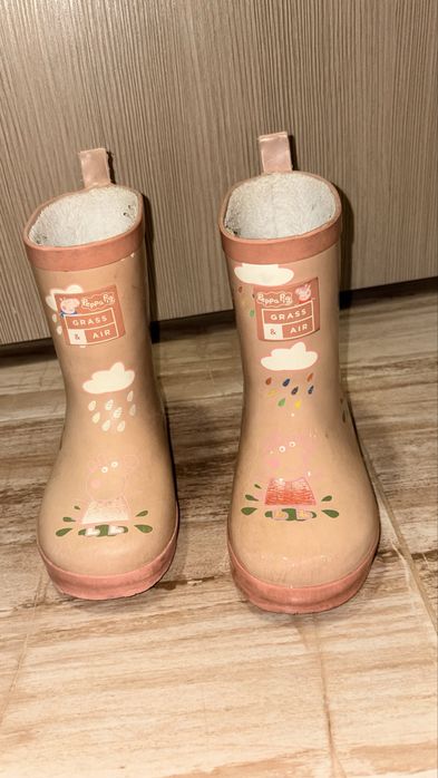 Гумени ботуши с герои от Peppa Pig, оцветяващи се от водата картинки