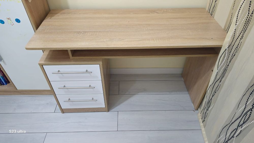 Мебель разная в хорошем и люстра