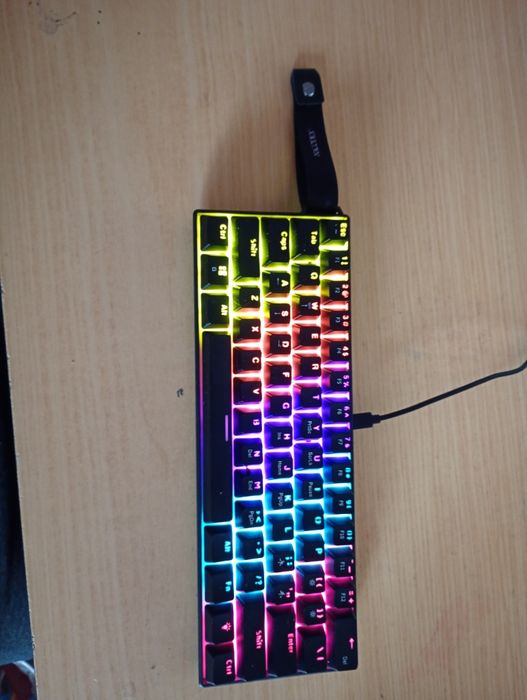 Tastatura de 60% noua switchuri rosii