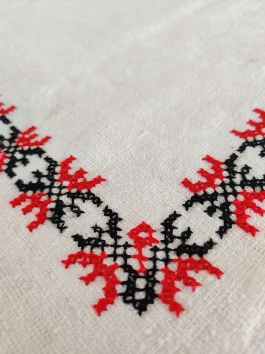 Fata de masa motive traditionale  panza cusuta la razboi