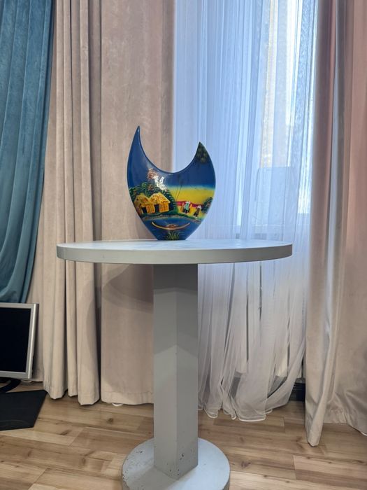 Продам столик круглый серый (без вазы)