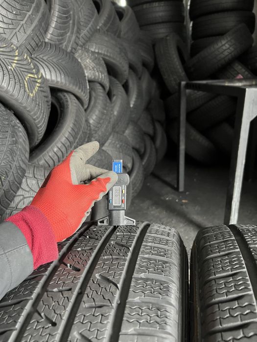 2 anvelope de iarna 225/65/16C Pirelli 9 mm!