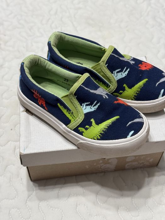 Продам десткую обувь