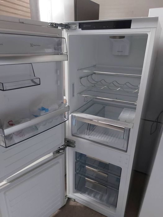 Хладилник с фризер Electrolux за вграждане