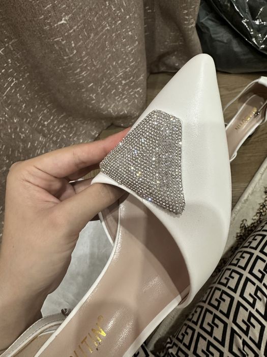 Каблуки белые с стразами