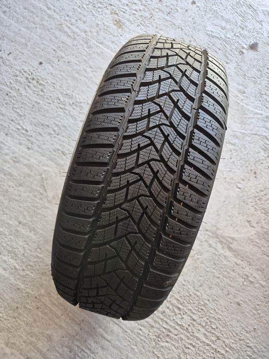 O bucată 205/55 R16 M+S iarnă - una Dunlop Goodyear