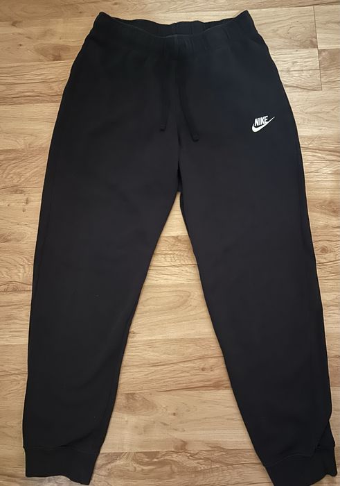 Дамски анцуг Nike, размер М, носен е 2 пъти. Няма забележки.