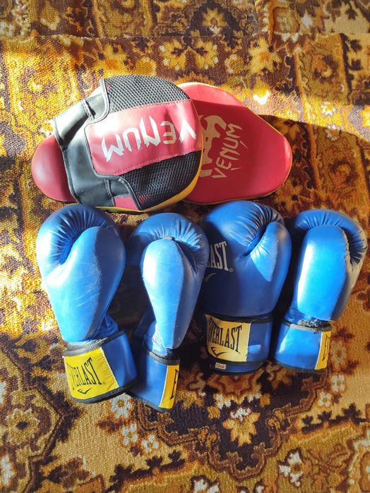 Боксерский набор: груша 80см, лапы Venum, перчатки Everlast (2 пары)