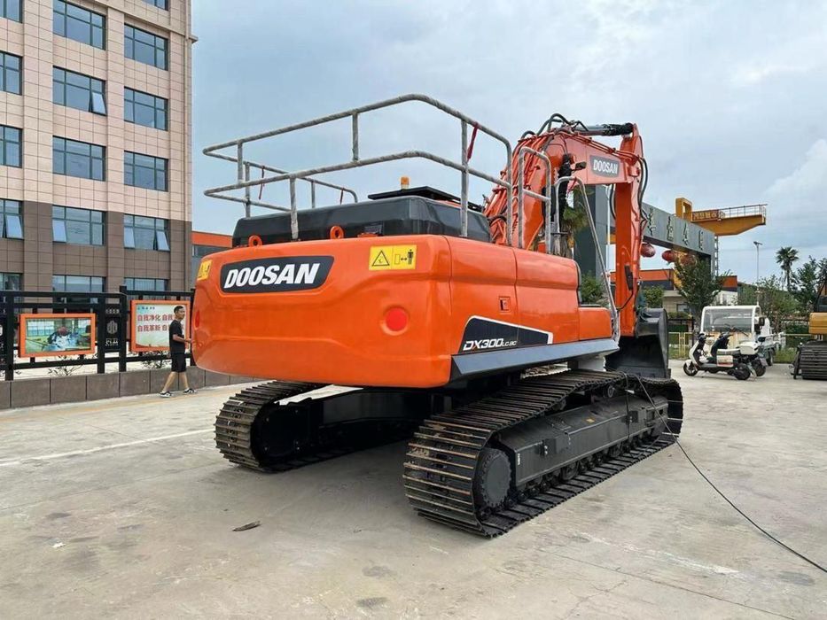 Эксковатор сотилади Doosan dx300lc