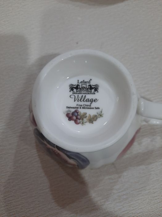 Абсолютно новый, коробочного хранения, очень красивый,  чайный сервиз