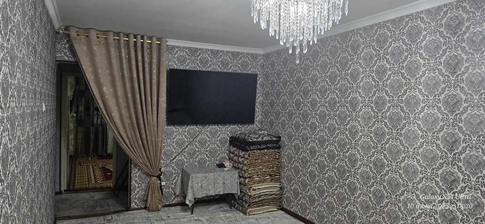 Продаётся 3х  комнатная квартира с обстановкой и ремонтом торг уместен