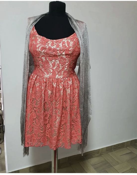 Rochie corai dantela, model baby doll, prezinta captuseala contrastanta