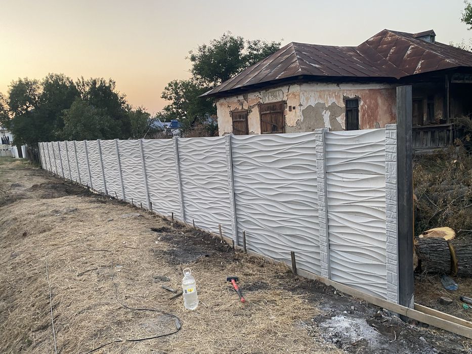 Gard din placi de beton si porti la comanda