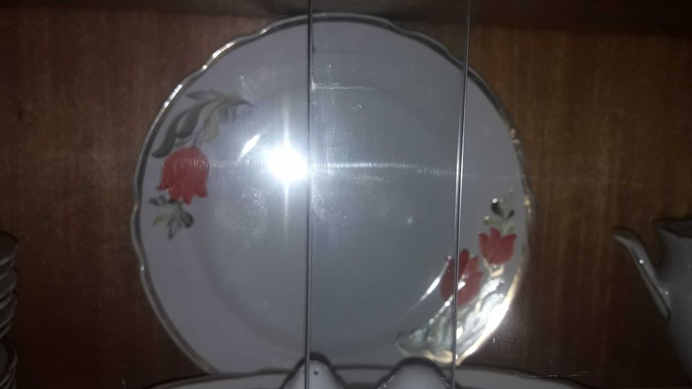 Продам сервиз на 6 персон .