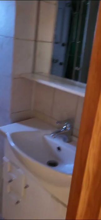 Cabină de duș, 2 chiuvete și alte corpuri de mobilier pentru baie