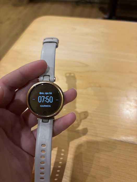 Продава се часовник Garmin Lily