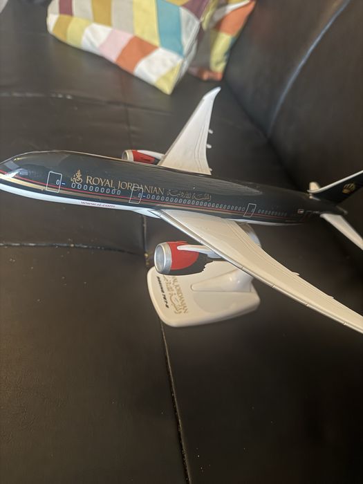 Machetǎ avion Royal Jordanian Boeing 787-8, scara 1:200, 27 cm, cutie
