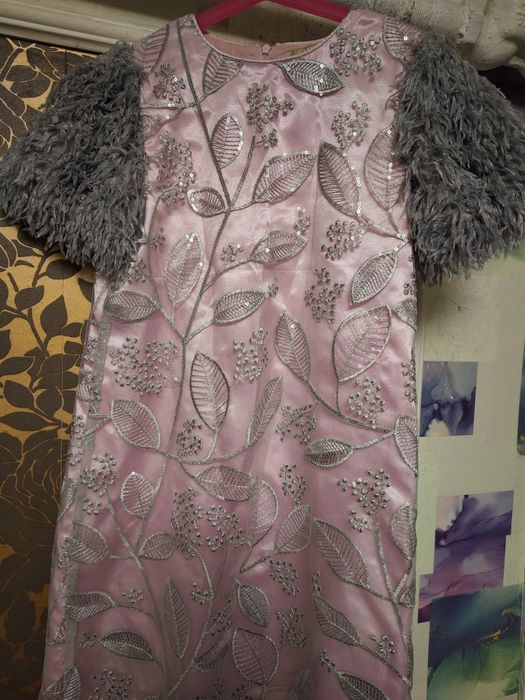 Продам нарядное платье на девочку