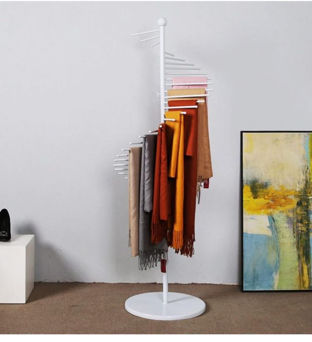 Золотая полка для шарфов,