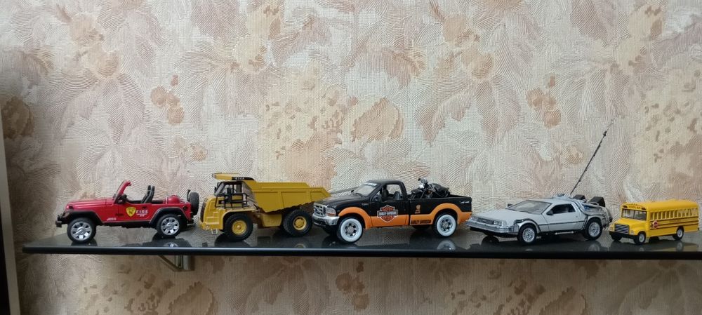 Машинки подарочные